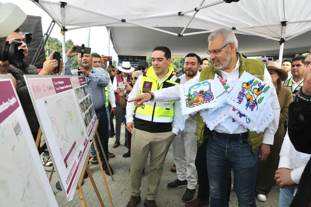 Rehabilitación carretera Uruapan-San Juan Nuevo-Tancítaro-Copetiro fortalece economía regional: Bedolla