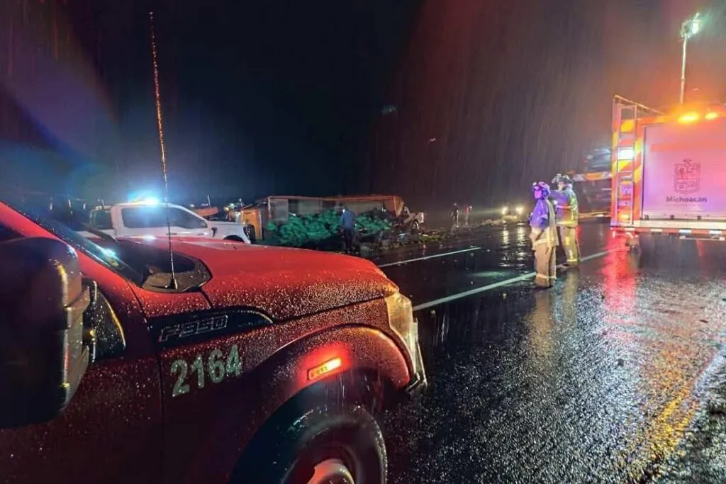 Reportan cao vial en la Morelia-Pátzcuaro por volcadura de tractocamión