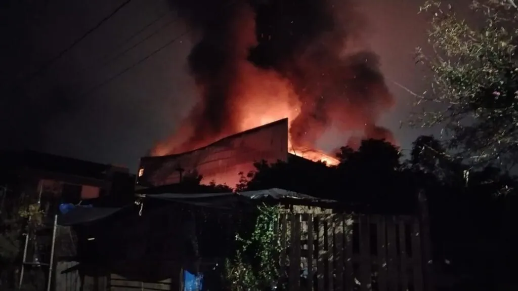 Reportan incendio de empaque de aguacate en Uruapan