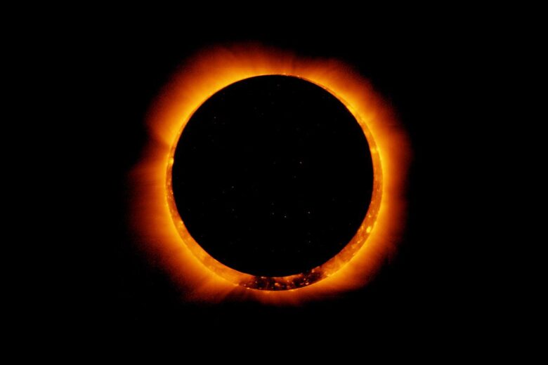 Representación de eclipse solar 2025