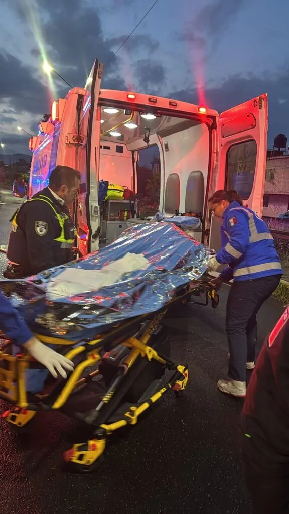 rescatan a un joven que cayó con su vehículo al río Grande en Morelia