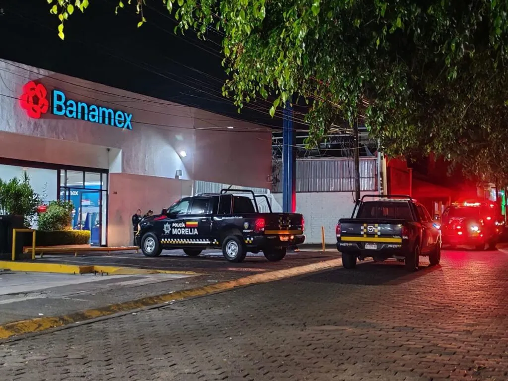 Roban vehículo con lujo de violencia en Morelia