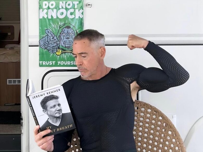 Robert Downey Jr. leyendo un libro