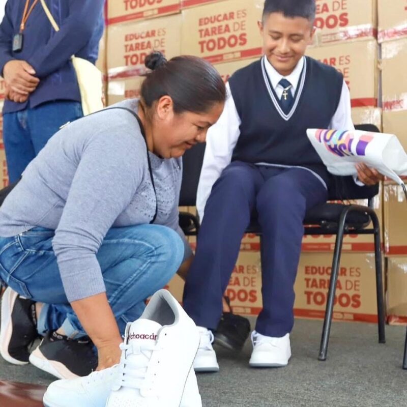 Se fortalecen escuelas indígenas con programas Jalo a Estudiar y Pinto Mi Escuela