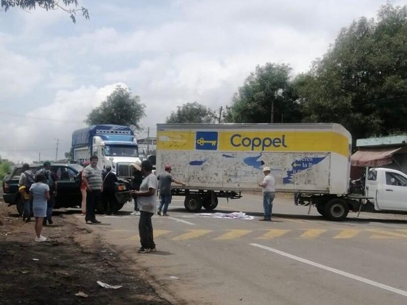 Se mantiene bloqueo carretero en Tocumbo, tras desaparición de 3 jóvenes