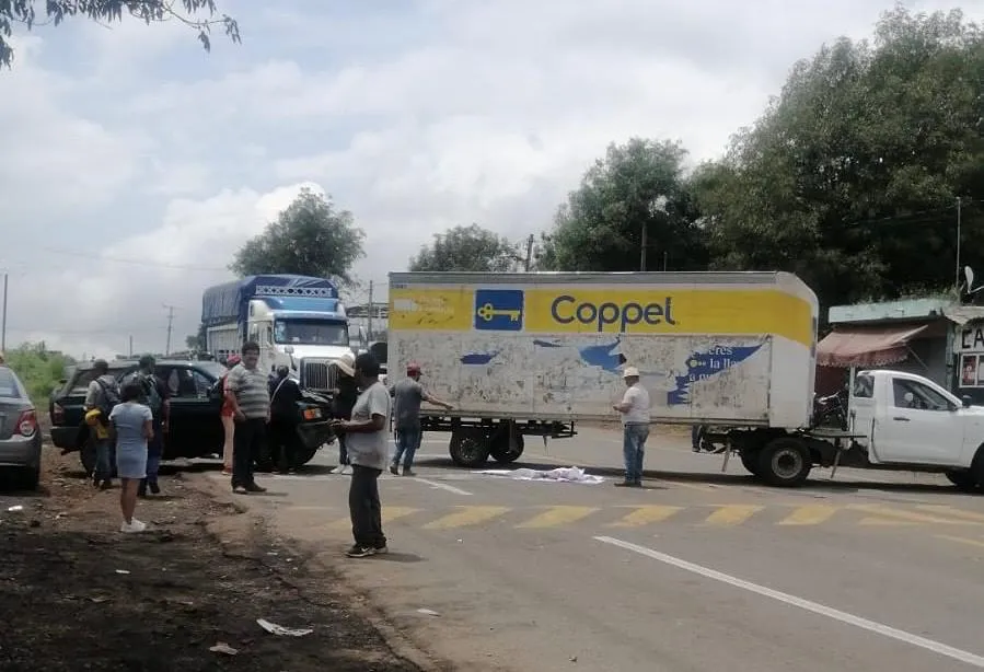 Se mantiene bloqueo carretero en Tocumbo, tras desaparición de 3 jóvenes