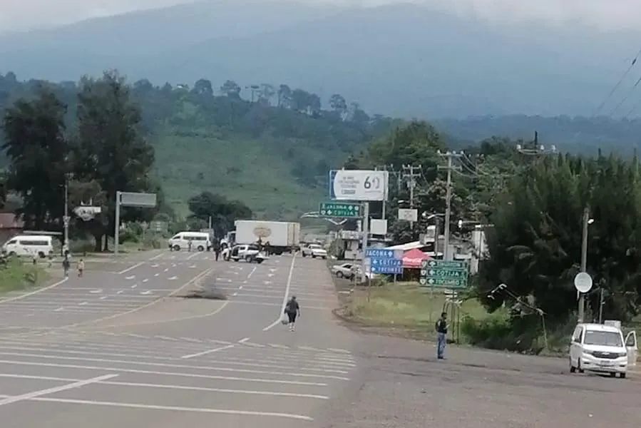 Se mantiene bloqueo carretero en Tocumbo