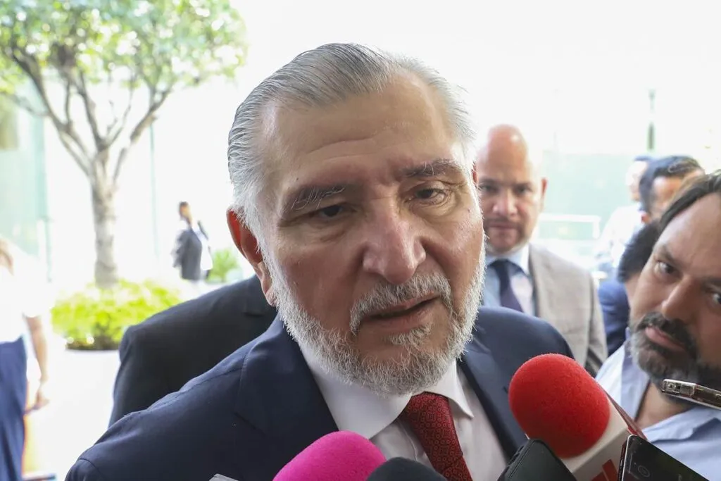 El líder y coordinador del grupo parlamentario de Morena, Adán Augusto López Hernández, anunció que el senado suspende todos los viajes internacionales como medida de austeridad y ajuste al presupuesto federal