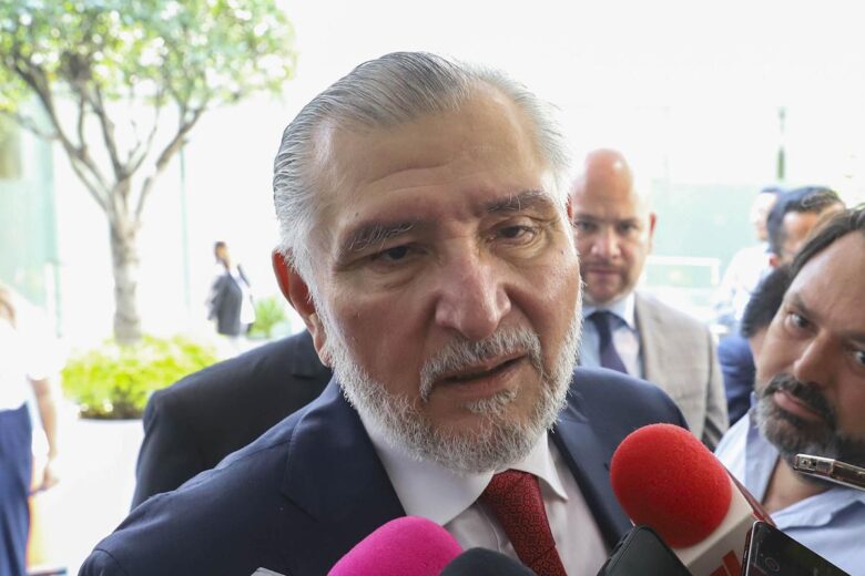 El líder y coordinador del grupo parlamentario de Morena, Adán Augusto López Hernández, anunció que el senado suspende todos los viajes internacionales como medida de austeridad y ajuste al presupuesto federal