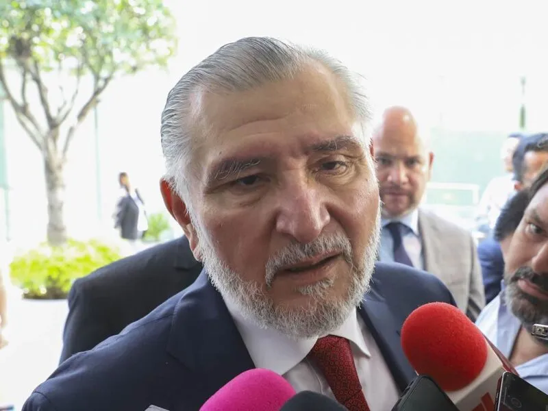 El líder y coordinador del grupo parlamentario de Morena, Adán Augusto López Hernández, anunció que el senado suspende todos los viajes internacionales como medida de austeridad y ajuste al presupuesto federal