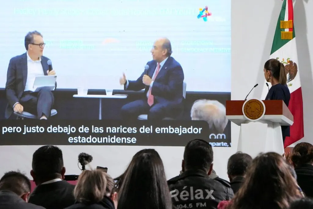 Sheinbaum llama espurio y vendepatrias a Calderón