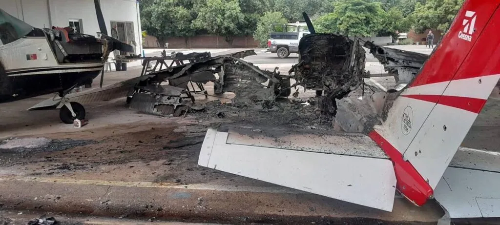 Sujetos armados atacan la pista “La Parota” en Tepalcatepec; una aeronave dañada