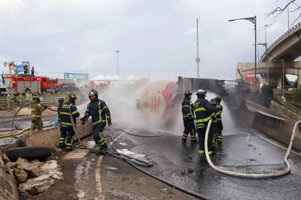 Suman 21 decesos por la explosión de pipa en Iztapalapa