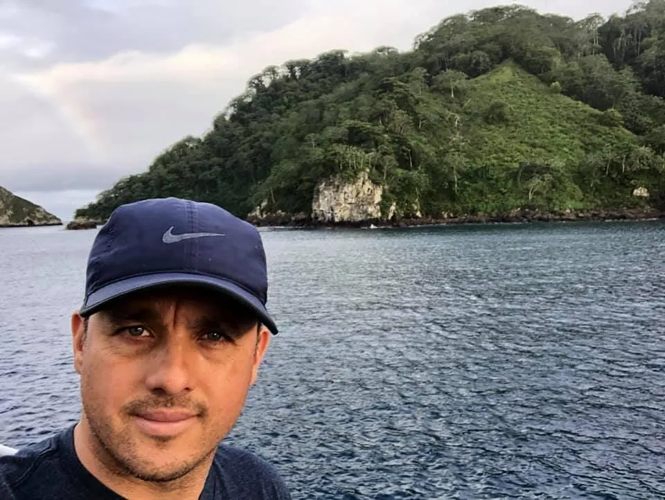 Tiburón de cuatro metros ataca en Costa Rica al biólogo marino mexicano Mauricio Hoyos