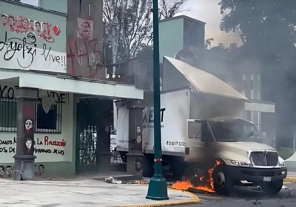tiran puerta del Campo Militar 1 en protestas por caso Ayotzinapa