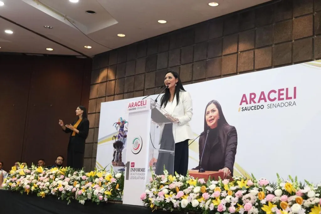 "Traidora", repudian con mantas a Araceli Saucedo en Morelia, senadora de Morena