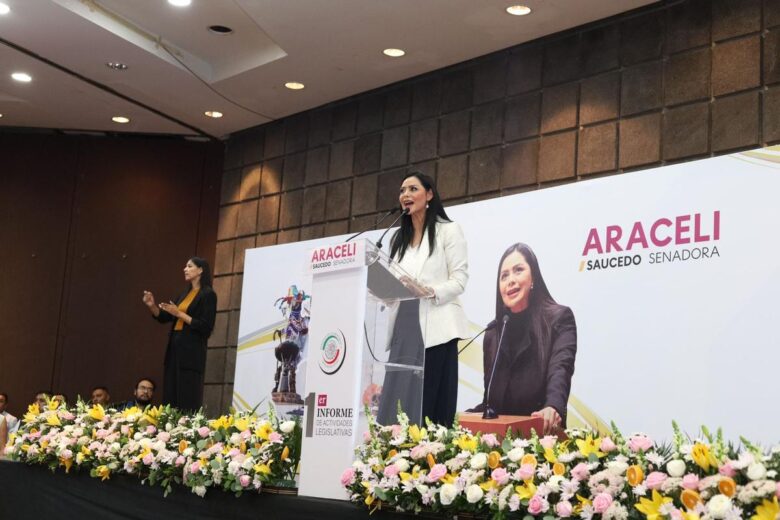 "Traidora", repudian con mantas a Araceli Saucedo en Morelia, senadora de Morena