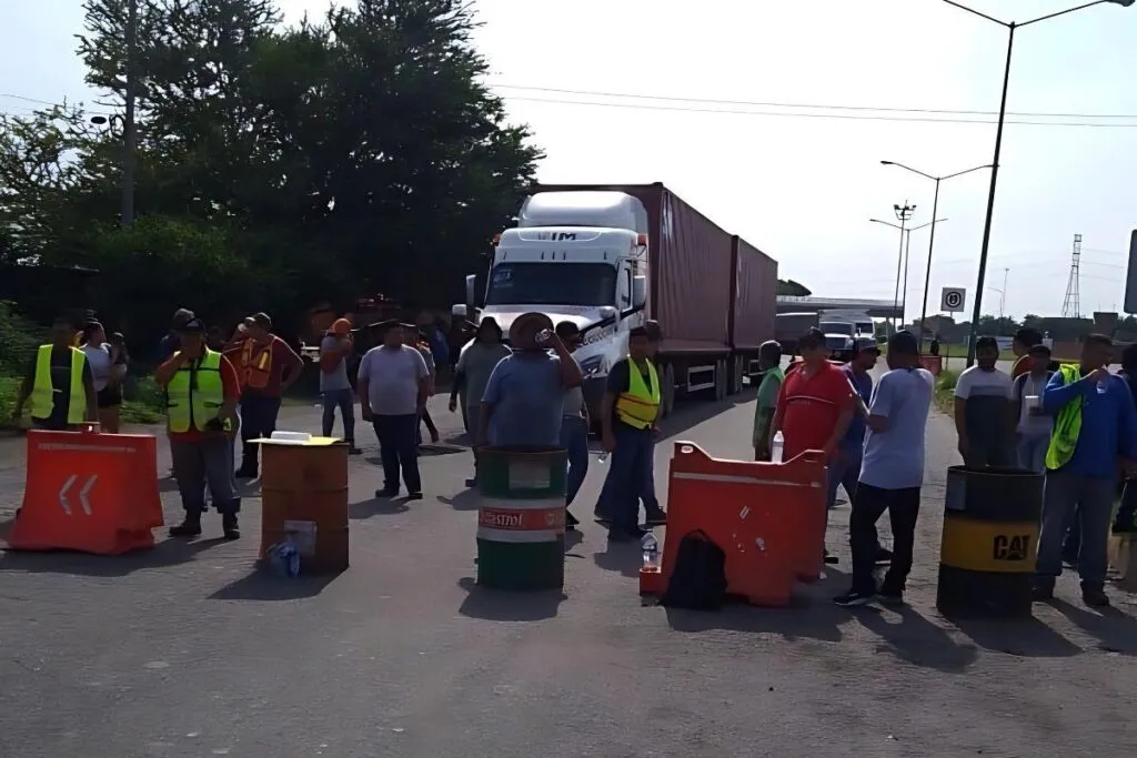 Transportistas Bloquean el puerto de Lázaro Cárdenas