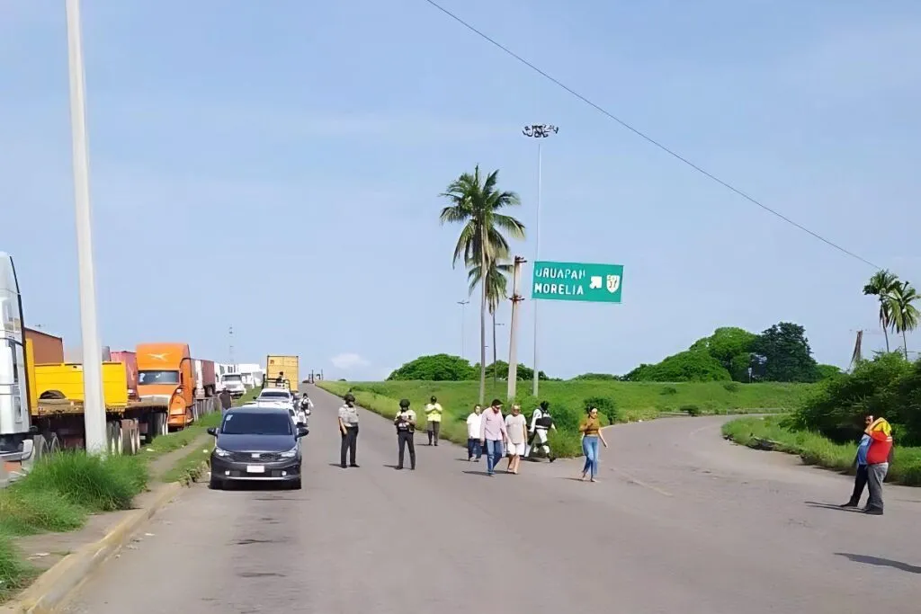 Transportistas bloquean el Puerto de Lázaro Cárdenas por demora, abusos, falta de baños y retrasos carga y descarga en la aduana. 2