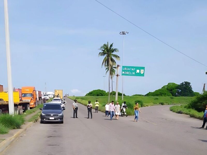 Transportistas bloquean el Puerto de Lázaro Cárdenas por demora, abusos, falta de baños y retrasos carga y descarga en la aduana. 2