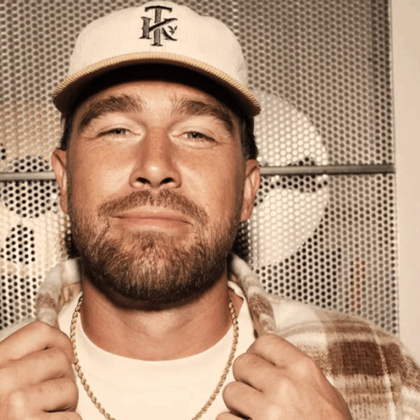 Travis Kelce comparte su compromiso con Taylor Swift