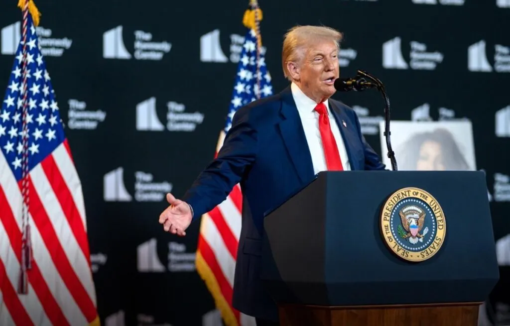 Trump elogia a Sheinbaum pero reitera que cárteles tienen control de México