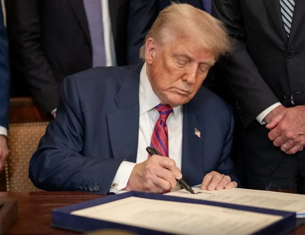 Trump firma orden que garantiza el funcionamiento legal de TikTok en Estados Unidos