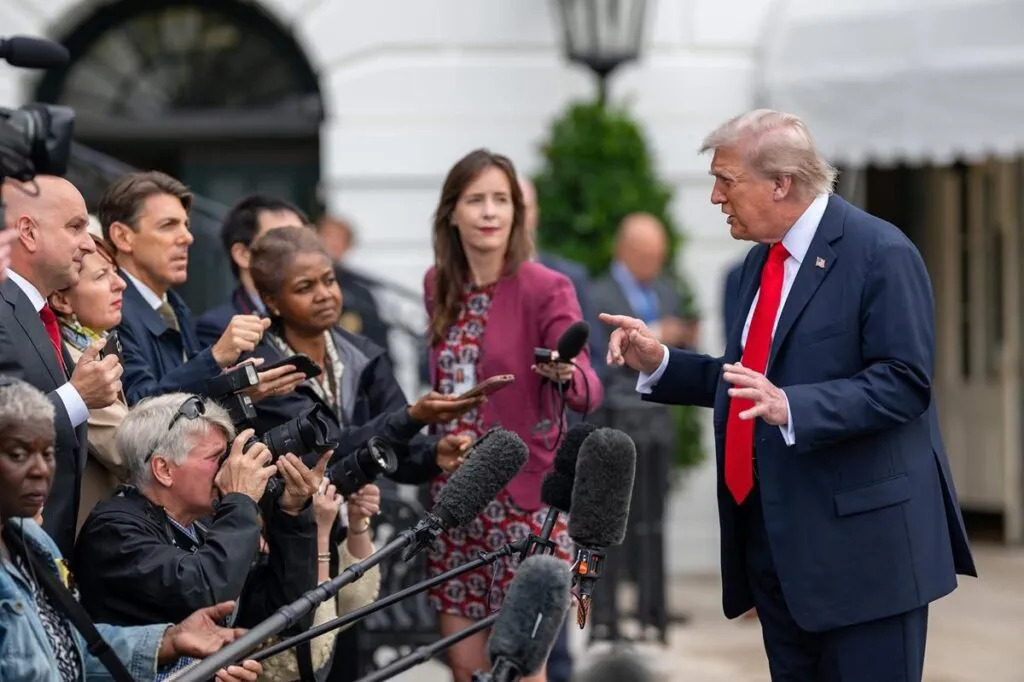 Trump insta a Sheinbaum a intensificar la lucha contra cárteles