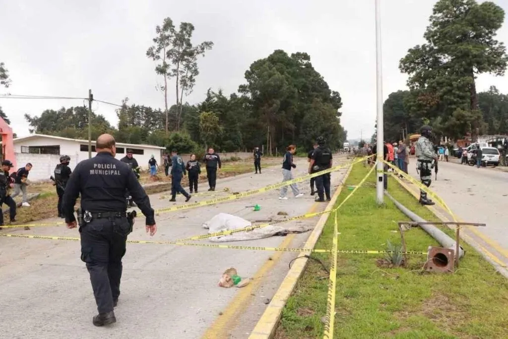 Un tráiler sin frenos provoca un accidente fatal en Zitácuaro, dejando una mujer fallecida y siete heridos. 1
