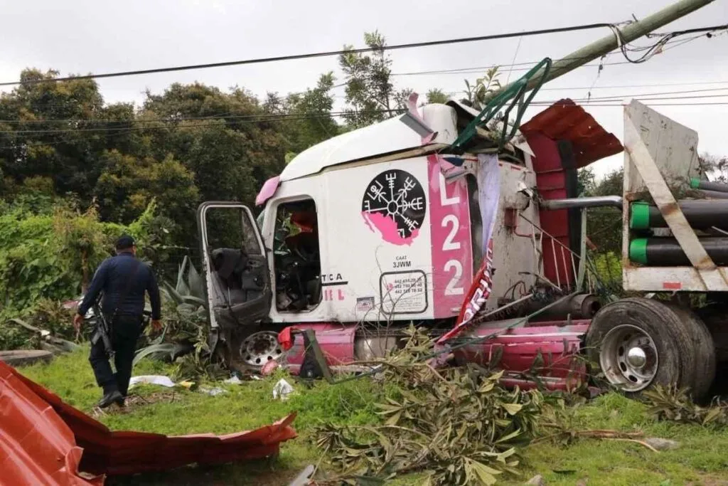 Un tráiler sin frenos provoca un accidente fatal en Zitácuaro, dejando una mujer fallecida y siete heridos. 3