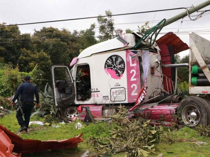 Un tráiler sin frenos provoca un accidente fatal en Zitácuaro, dejando una mujer fallecida y siete heridos. 3