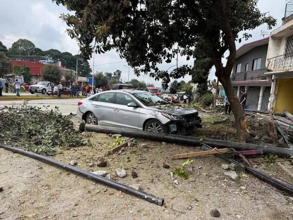 Una mujer fallecida y siete heridos en aparatoso accidente vehicular en Zitácuaro
