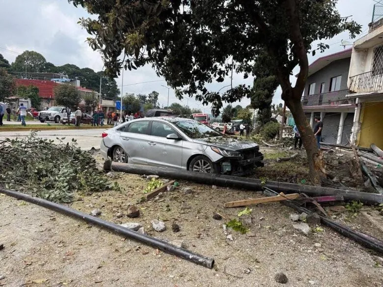 Una mujer fallecida y siete heridos en aparatoso accidente vehicular en Zitácuaro