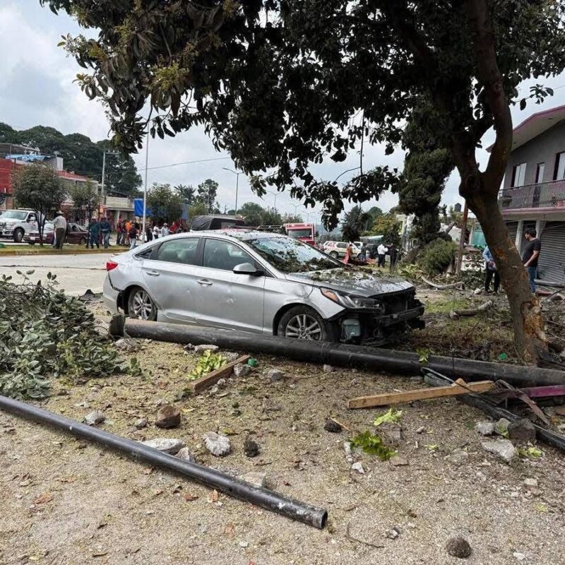 Una mujer fallecida y siete heridos en aparatoso accidente vehicular en Zitácuaro