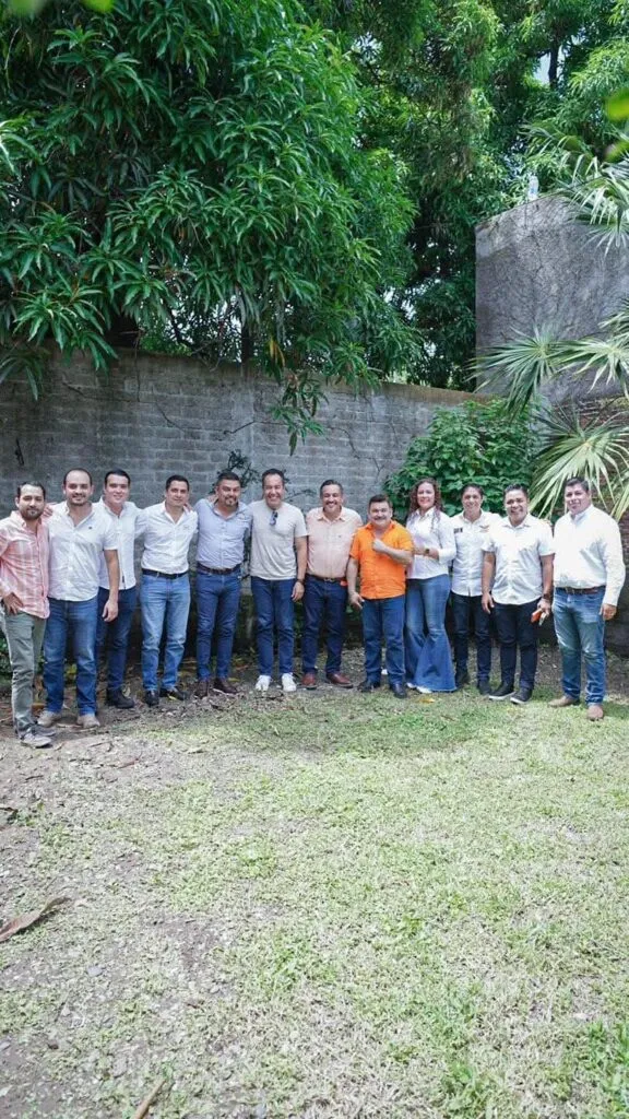 Víctor Manríquez dialoga con jóvenes empresarios para detonar el desarrollo de Lázaro Cárdenas-1