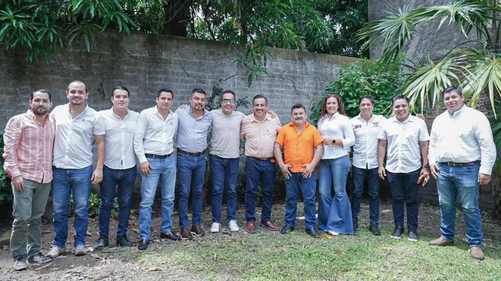 Víctor Manríquez dialoga con jóvenes empresarios para detonar el desarrollo de Lázaro Cárdenas