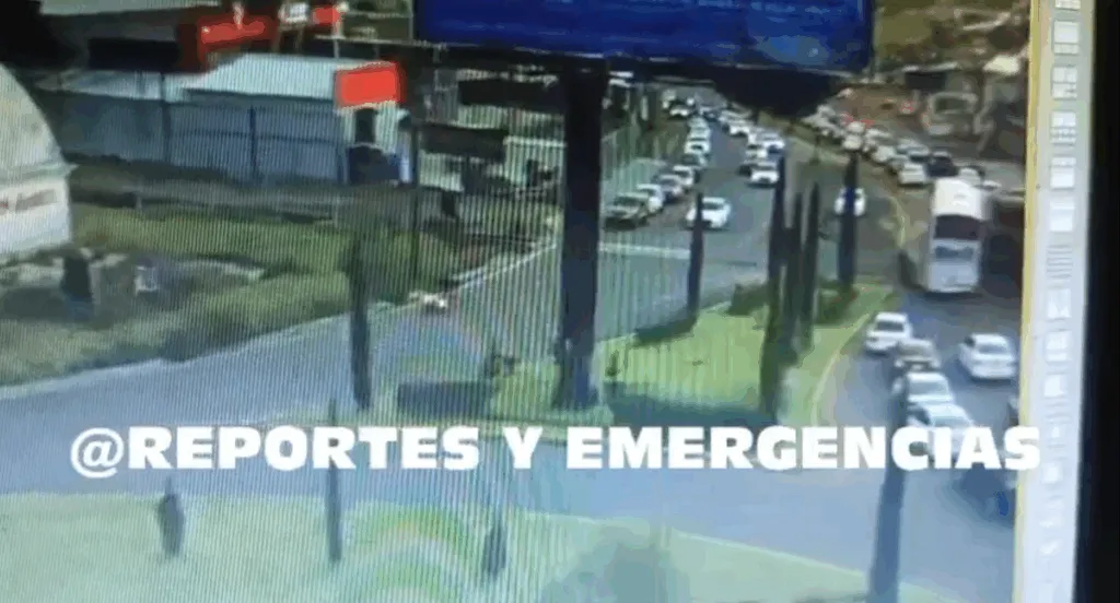 Video muestra el impactante choque de tren y autobús en Atlacomulco