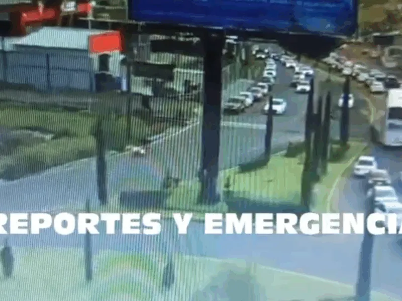 Video muestra el impactante choque de tren y autobús en Atlacomulco