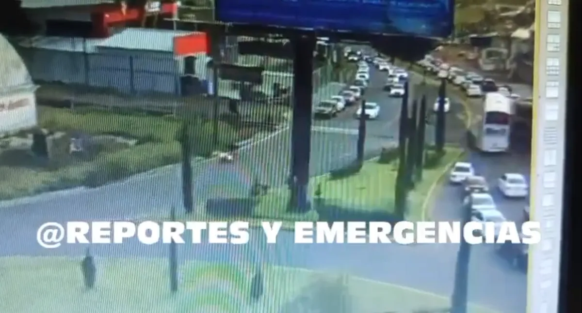 Video muestra el impactante choque de tren y autobús en Atlacomulco