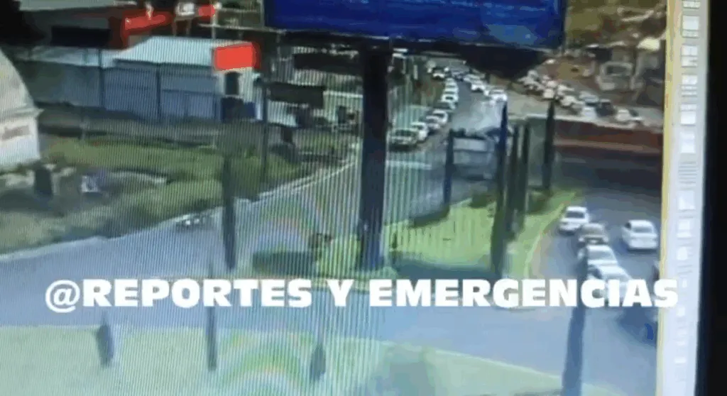 Video muestra impactante choque de tren y autobús en Atlacomulco