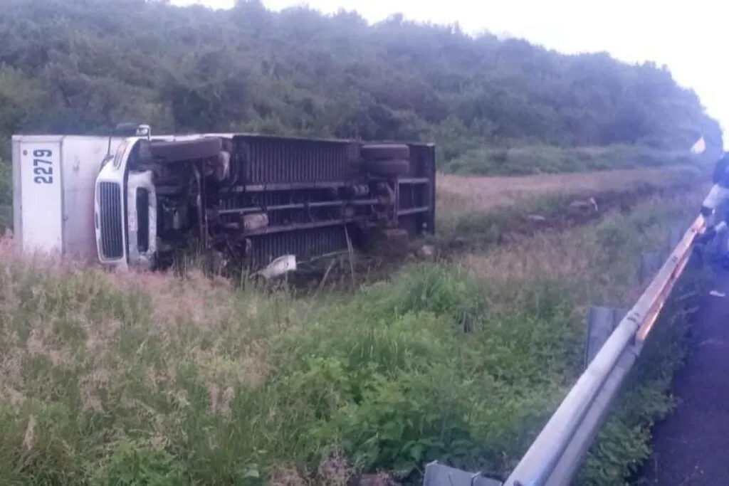 Volcadura de tráiler en Huaniqueo deja un herido grave