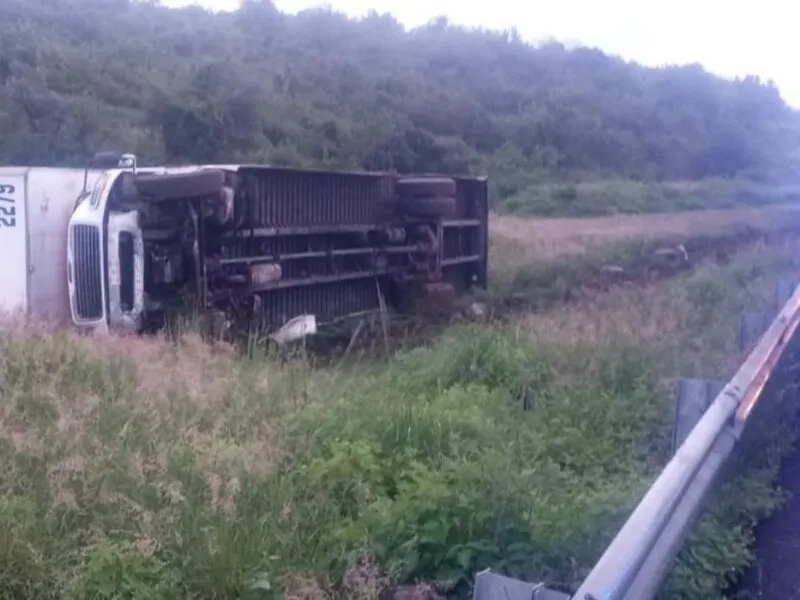 Volcadura de tráiler en Huaniqueo deja un herido grave