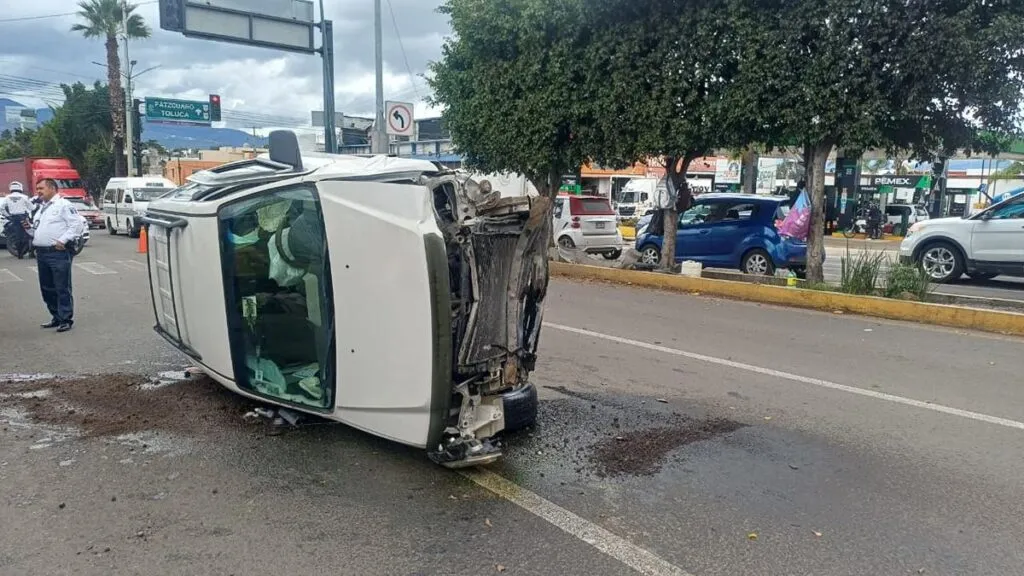 Vuelca camioneta en el libramiento a la altura de Manantiales; no se reportan lesionados
