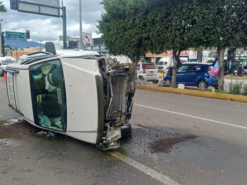 Vuelca camioneta en el libramiento a la altura de Manantiales; no se reportan lesionados