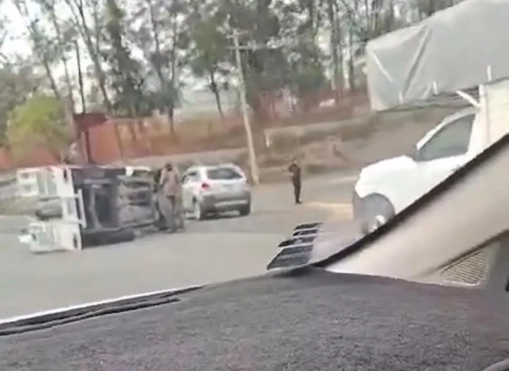 Vuelca camioneta repartidora de gas en Morelia; no se reportan lesionados