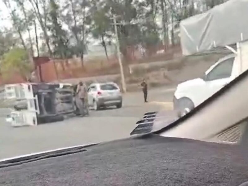 Vuelca camioneta repartidora de gas en Morelia; no se reportan lesionados