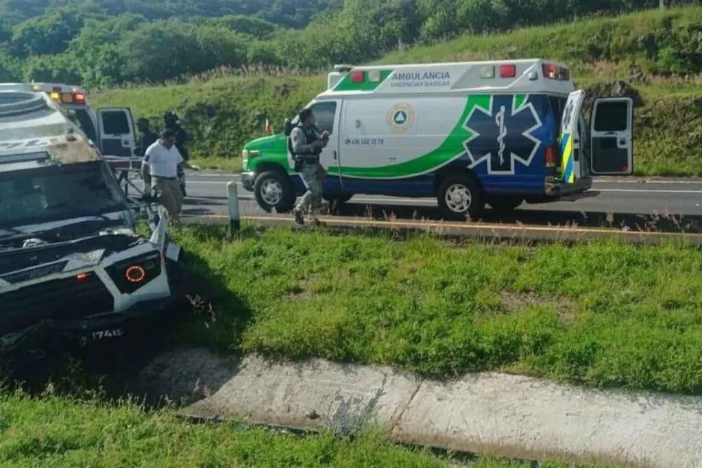 Cinco elementos de la Guardia Nacional resultaron lesionados tras sufrir un accidente en una patrulla de la institución en la autopista de Occidente, a la altura de Panindícuaro, Michoacán 1