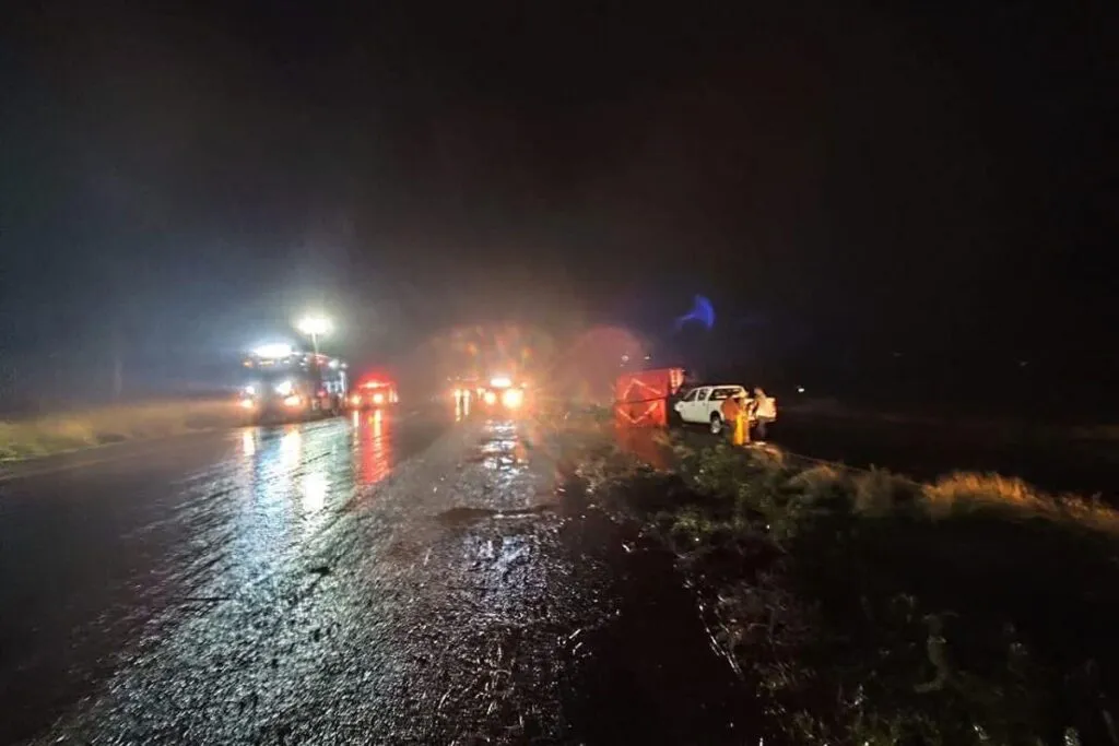 Vuelca tractocamión cargado de limón en la carretera Morelia-Pátzcuaro