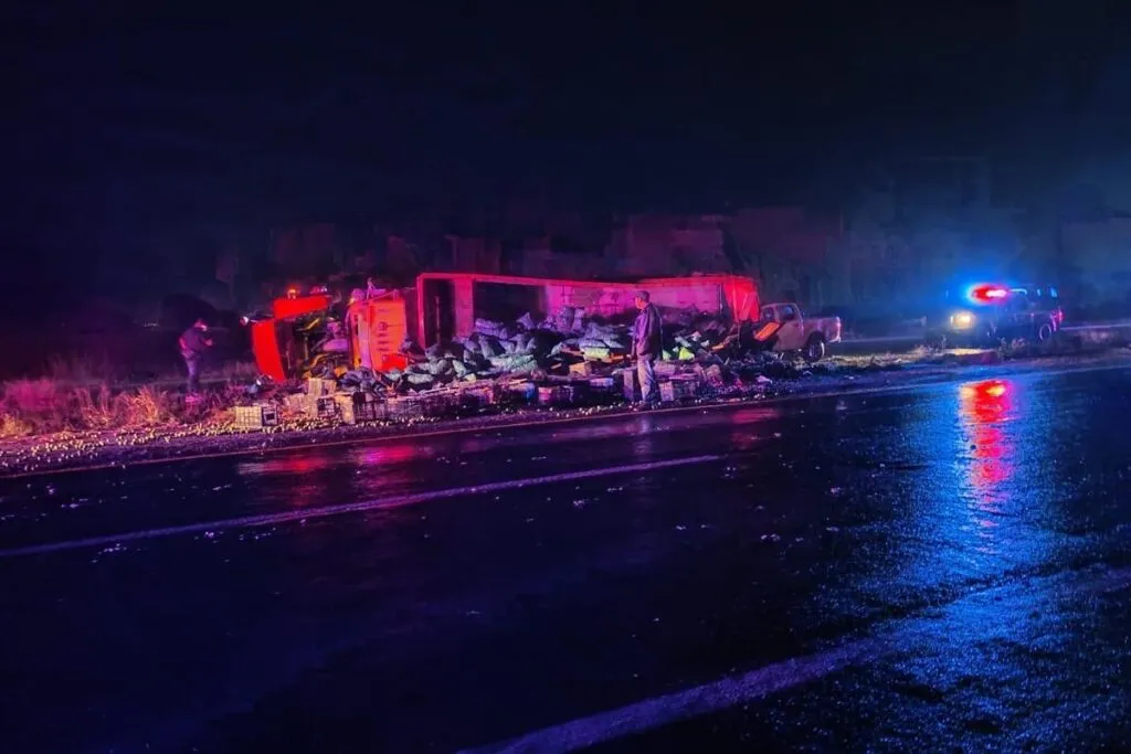Vuelca tractocamión cargado de limón en la carretera Morelia-Pátzcuaro deja caos vial