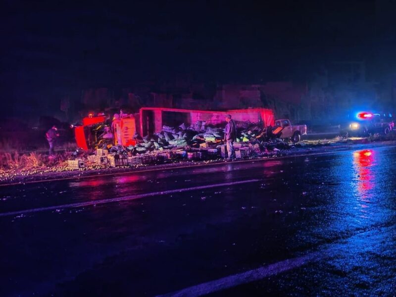 Vuelca tractocamión cargado de limón en la carretera Morelia-Pátzcuaro deja caos vial